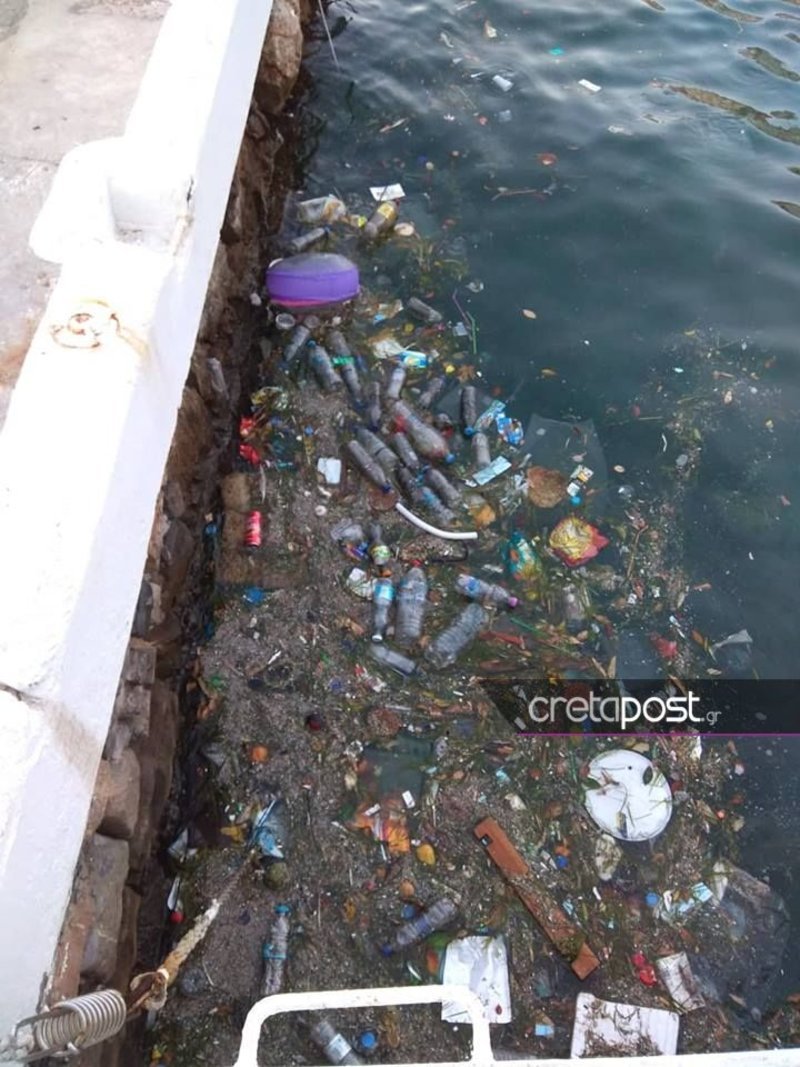 Tο λιμάνι του Αγίου Νικολάου έχει μετατραπεί σε... σκουπιδότοπο [εικόνες] | iefimerida.gr 1