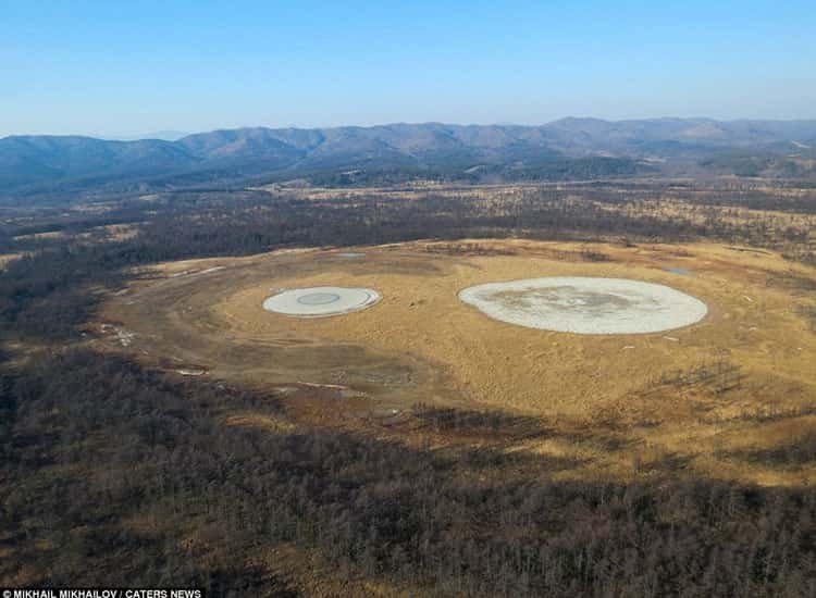 Ηφαίστειο λάσπης μοιάζει με γιγάντιο ανθρώπινο μάτι: Ενα εκπληκτικό φυσικό φαινόμενο στη Ρωσία [εικόνες] | iefimerida.gr 1
