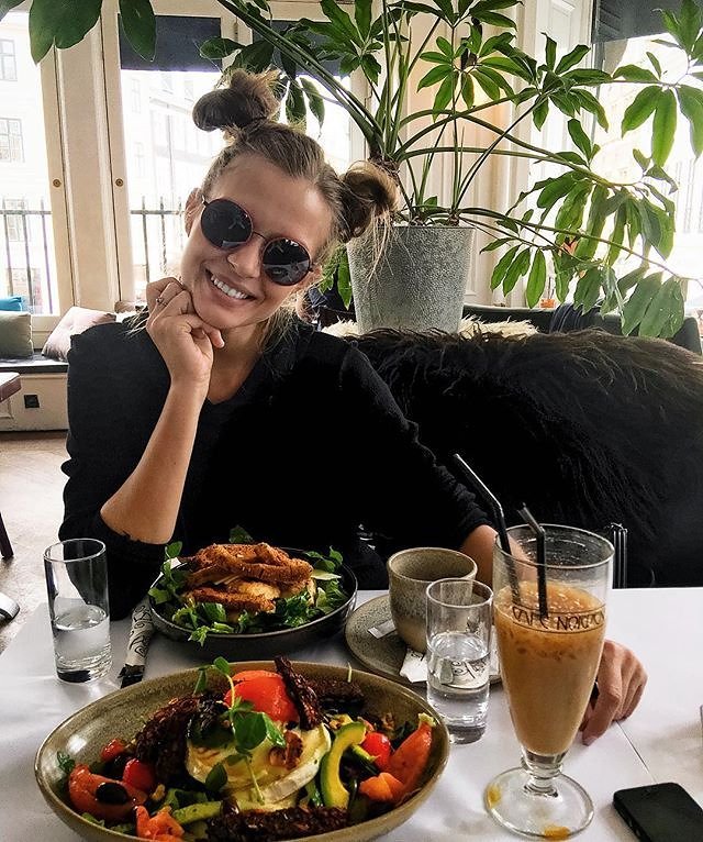 Τα «κεφτεδάκια» στα μαλλιά είναι τάση -Κάντε το όπως η Κάρα Ντελεβίν [εικόνες] | iefimerida.gr 2