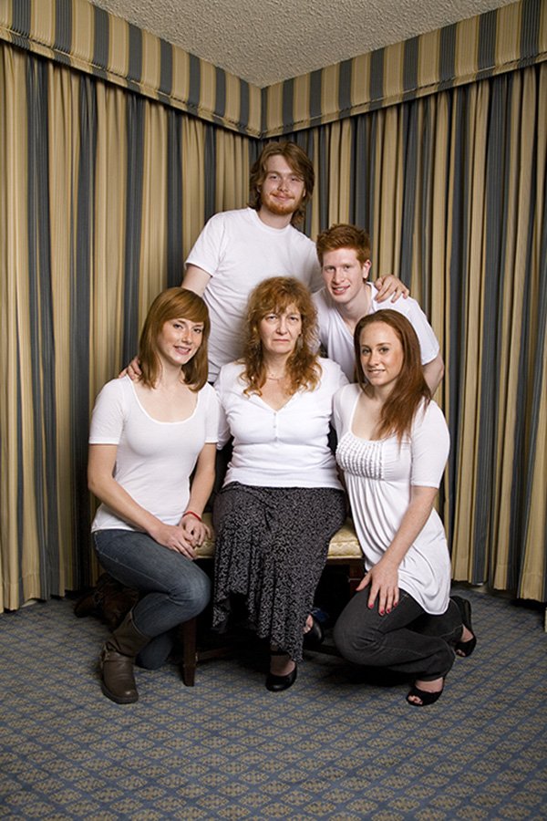 Εντελώς άγνωστοι φωτογραφίζονται και δημιουργούν τα τέλεια οικογενειακά πορτραίτα [εικόνες] | iefimerida.gr 1