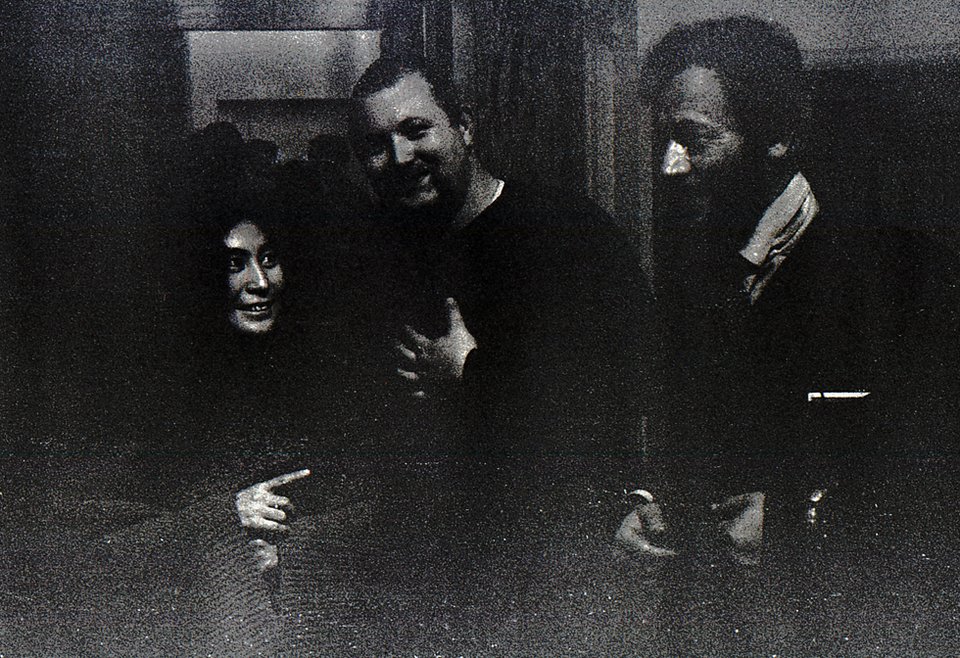 Yoko Ono, Wolf Vostell και Σίμος Τσαπνίδης στο ICA - Φωτ ΑΡΧΕΙΟ ΣΙΜΟΥ ΤΣΑΠΝΙΔΗ - Λονδίνο 1966
