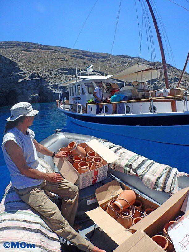 Βιολόγοι έριξαν πήλινα αγγεία με τροφή για τις φώκιες της Γυάρου [εικόνες] | iefimerida.gr 1