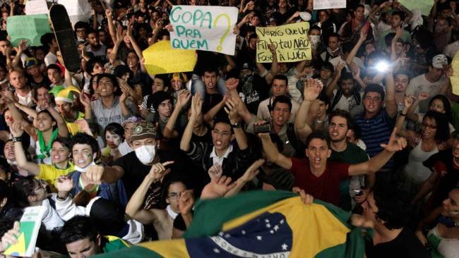 200.000 Βραζιλιάνοι στο δρόμο - «Η Βραζιλία δεν είναι μόνο ποδόσφαιρο», φώναζαν οι διαδηλωτές [εικόνες] | iefimerida.gr 8