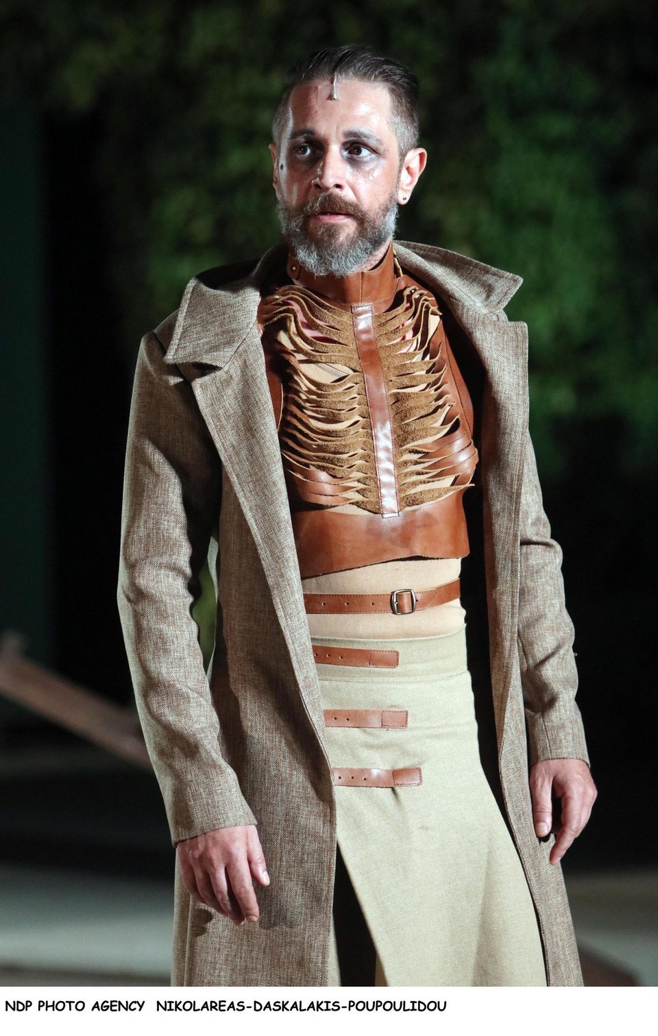 Σε αυτή την «Αντιγόνη» ο Χειλάκης παίζει και τον Κρέοντα και την Ευρυδίκη [εικόνες]  | iefimerida.gr 0