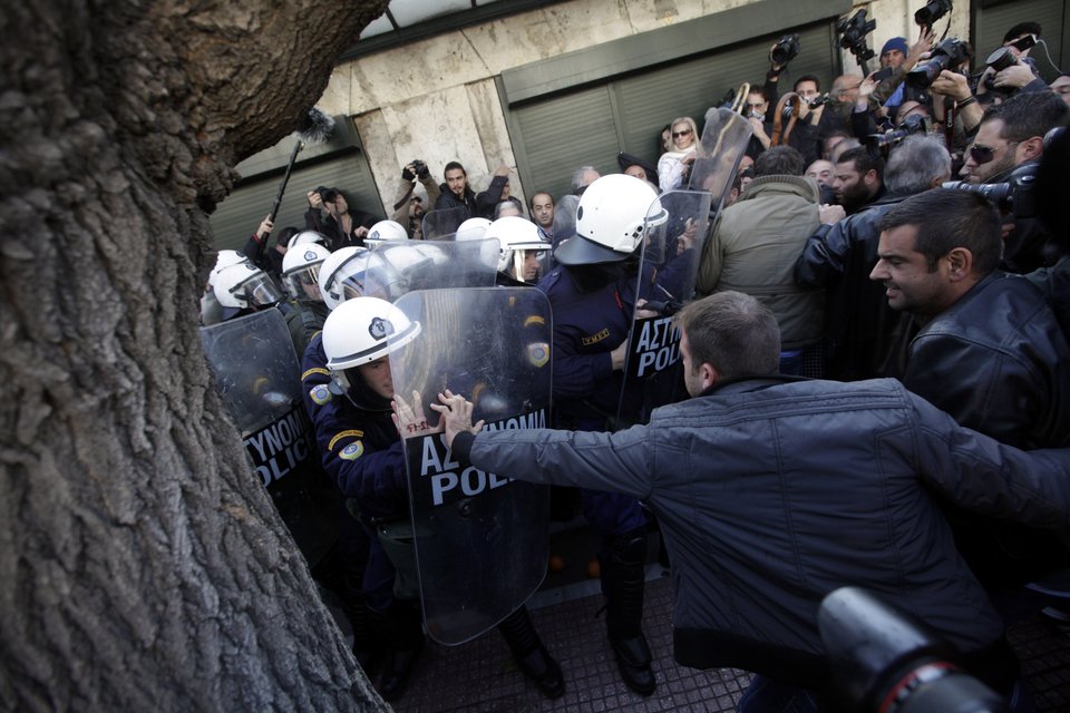 Μετά τα πορτοκάλια έπεσαν και δακρυγόνα στο Σύνταγμα -Ενας τραυματίας [εικόνες] | iefimerida.gr 0
