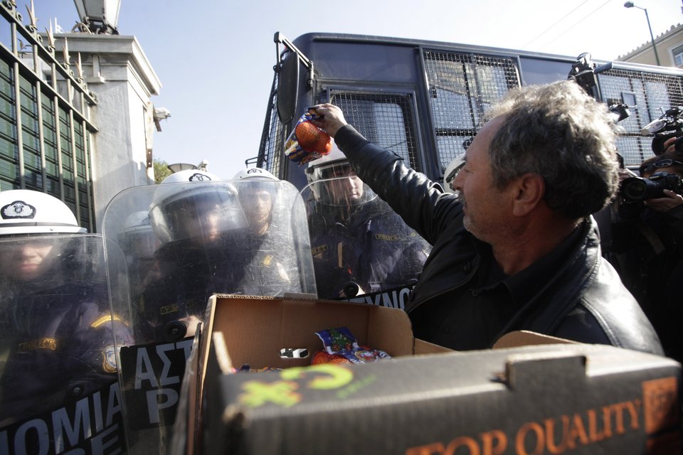Μετά τα πορτοκάλια έπεσαν και δακρυγόνα στο Σύνταγμα -Ενας τραυματίας [εικόνες] | iefimerida.gr 1