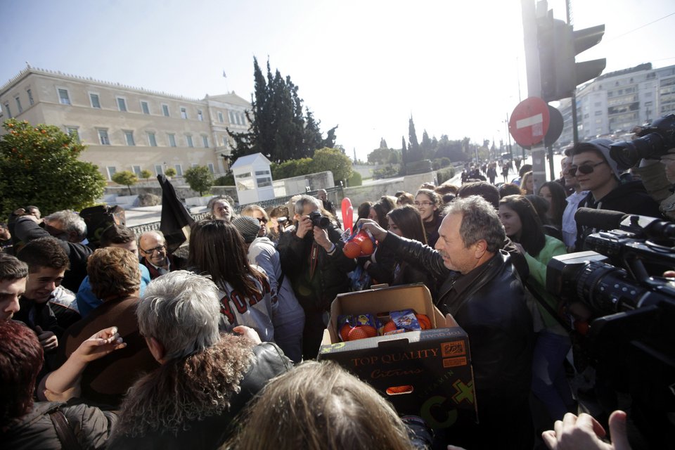 Μετά τα πορτοκάλια έπεσαν και δακρυγόνα στο Σύνταγμα -Ενας τραυματίας [εικόνες] | iefimerida.gr 2