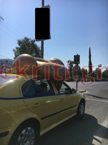 Μεταφέρουν φουσκωτό φλαμίνγκο με ταξί για την παραλία [εικόνα] | iefimerida.gr 0