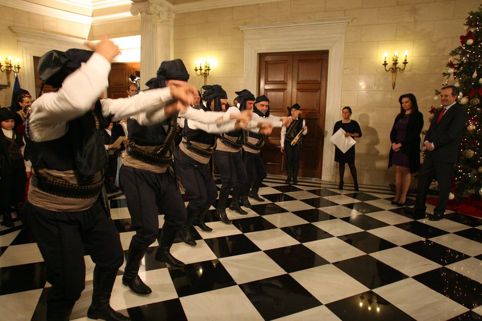 Βρακοφόροι, κάλαντα και μαντινάδες στο γραφείο του Σαμαρά -Το απέριττο φόρεμα της Γεωργίας [εικόνες] | iefimerida.gr 0