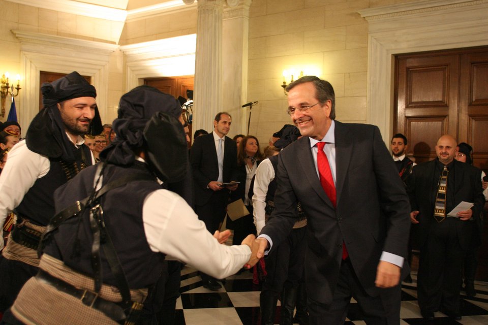 Βρακοφόροι, κάλαντα και μαντινάδες στο γραφείο του Σαμαρά -Το απέριττο φόρεμα της Γεωργίας [εικόνες] | iefimerida.gr 1