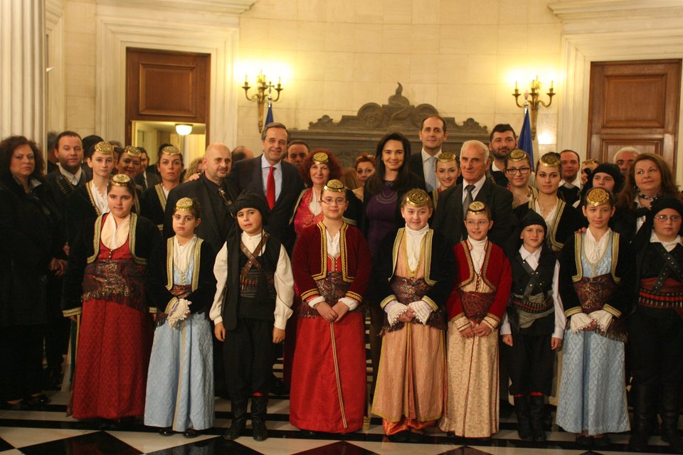 Βρακοφόροι, κάλαντα και μαντινάδες στο γραφείο του Σαμαρά -Το απέριττο φόρεμα της Γεωργίας [εικόνες] | iefimerida.gr 2