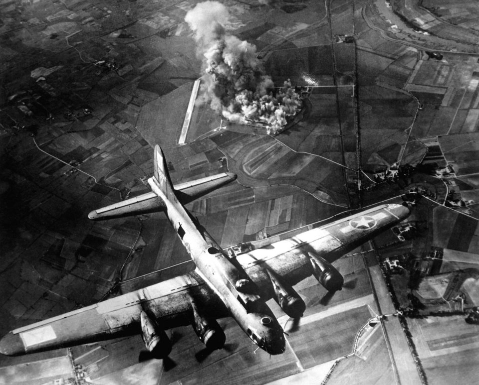 Βομβαρδισμός γερμανικού εργοστασίου 1943 -Πηγή US Air Force