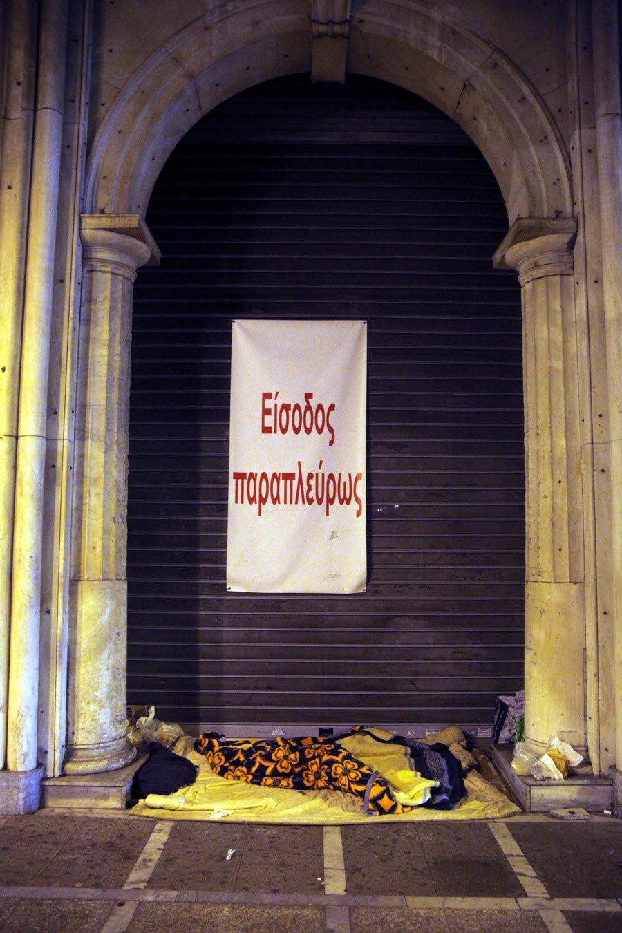 Οι άστεγοι της Αθήνας ξαπλωμένοι, σκεπασμένοι με κουβέρτες στο πεζοδρόμιο κάτω από τα πυροτεχνήματα της Πρωτοχρονιάς [εικόνες] | iefimerida.gr 5