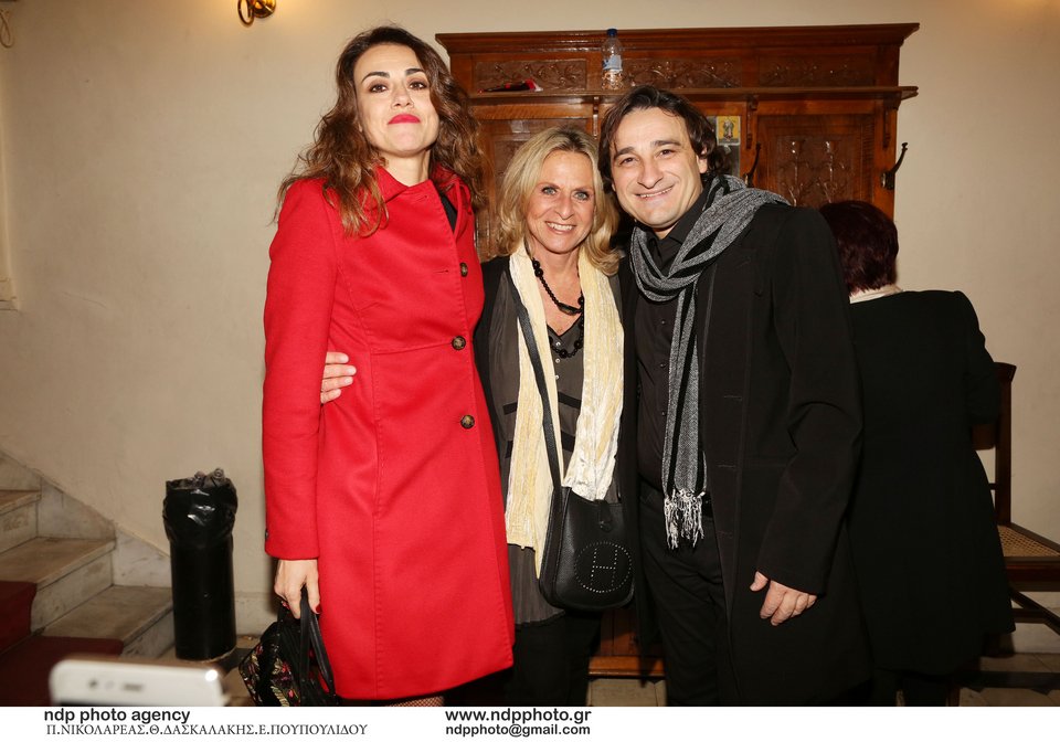 Η ωραία σύζυγος του Βασίλη Χαραλαμπόπουλου στο πλευρό του στην πρεμιέρα του [εικόνες] | iefimerida.gr 1