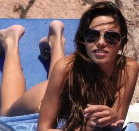 Αυτή είναι η παρουσιάστρια που μοιράζονται Μπερλουσκόνι-Μπαλοτέλι [εικόνες] | iefimerida.gr 0