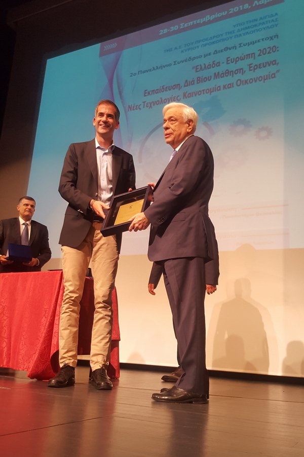 Ο Πρόεδρος της Δημοκρατίας. Προκόπης Παυλόπουλος δέχεται τιμητική πλακέτα από τον περιφερειάρχη Στερεάς Ελλάδας, Κωνσταντίνο Μπακογιάννη (Φωτογραφία: ΑΠΕ-ΜΠΕ/ΓΙΩΡΓΟΣ ΠΑΛΑΜΙΩΤΗΣ)