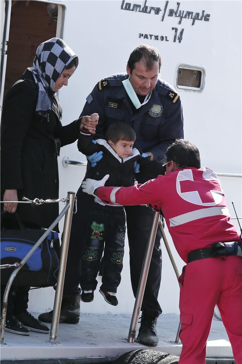 Αποβιβάστηκαν στην Ιεράπετρα οι 595 μετανάστες του «Baris» [εικόνες] | iefimerida.gr 3