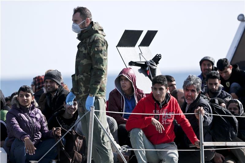 Αποβιβάστηκαν στην Ιεράπετρα οι 595 μετανάστες του «Baris» [εικόνες] | iefimerida.gr 1