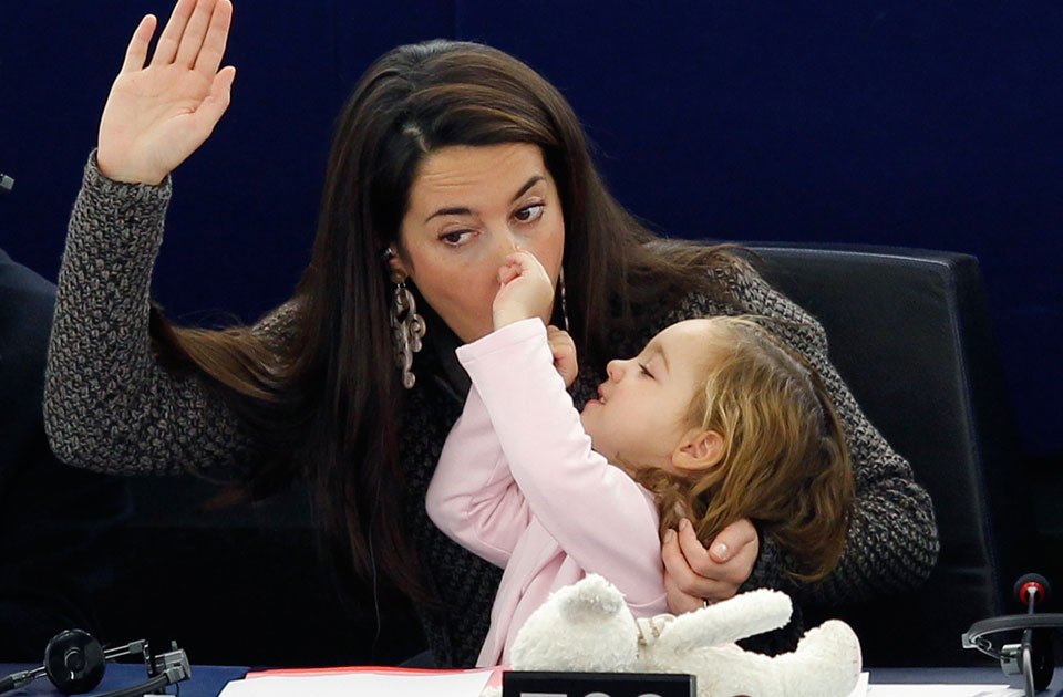 Βικτόρια Τσεριόλι, η πιτσιρίκα που μεγαλώνει μέσα στο Ευρωκοινοβούλιο -Μετέχει στις ψηφοφορίες [εικόνες] | iefimerida.gr 7