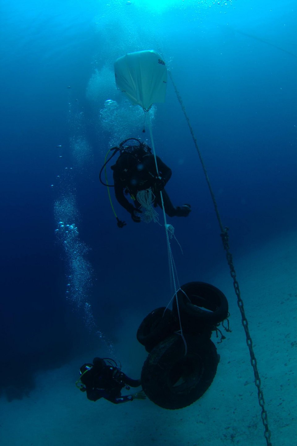 Απίστευτο τι βρίσκουν πεταμένα στον βυθό των ελληνικών θαλασσών -Από σιδερώστρα μέχρι αυτοκίνητο [εικόνες] | iefimerida.gr 3