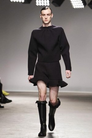 Το άφυλο λουκ στην πιο ακραία του εκδοχή από τον μόδιστρο Τζόναθαν Ουίλιαμ Άντερσον [εικόνες] | iefimerida.gr 0