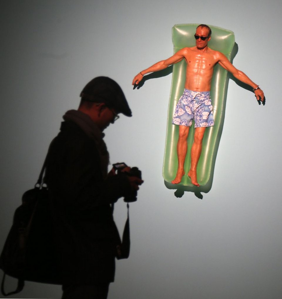 Τα ανοίκεια γλυπτά του Ρον Μιούεκ στοιχειώνουν το Παρίσι [εικόνες] | iefimerida.gr 4