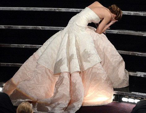 Η Τζένιφερ Λόρενς μας δουλεύει: Μετά από δύο τούμπες στα όσκαρ μέτρησε και πάλι τα σκαλιά [εικόνες] | iefimerida.gr 5