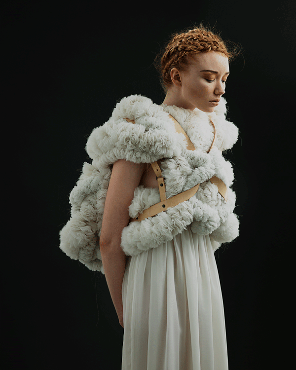 Melissanthi Spei: Η Ελληνίδα σχεδιάστρια που έκανε το folklore μόδα στο Λονδίνο -Επέβαλε τις κουδούνες ως το πιο in αξεσουάρ [εικόνες & βίντεο] | iefimerida.gr 6