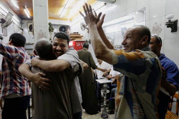 Το πάρτι της πλατείας Ταχρίρ μέσα από εντυπωσιακές φωτογραφίες | iefimerida.gr 2