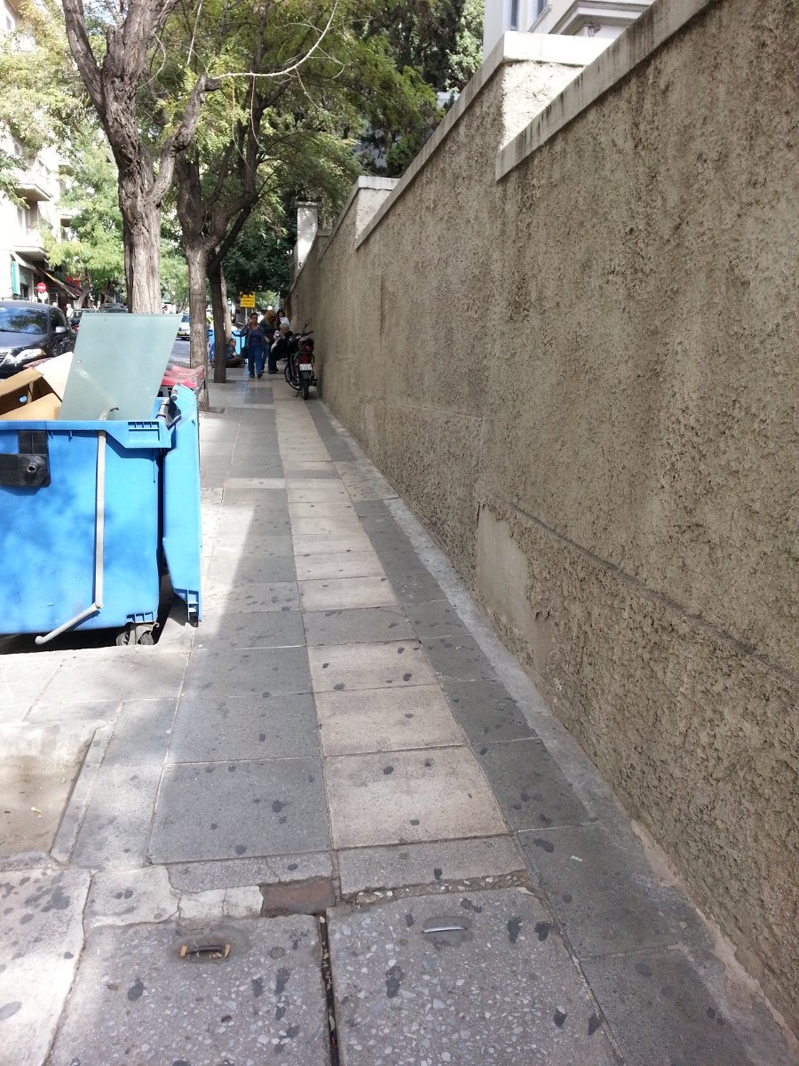 Εδιωξαν από το Κολωνάκι τον άστεγο που στόλιζε το παγκάκι του με μπιμπελό και λουλούδια [εικόνες] | iefimerida.gr 0