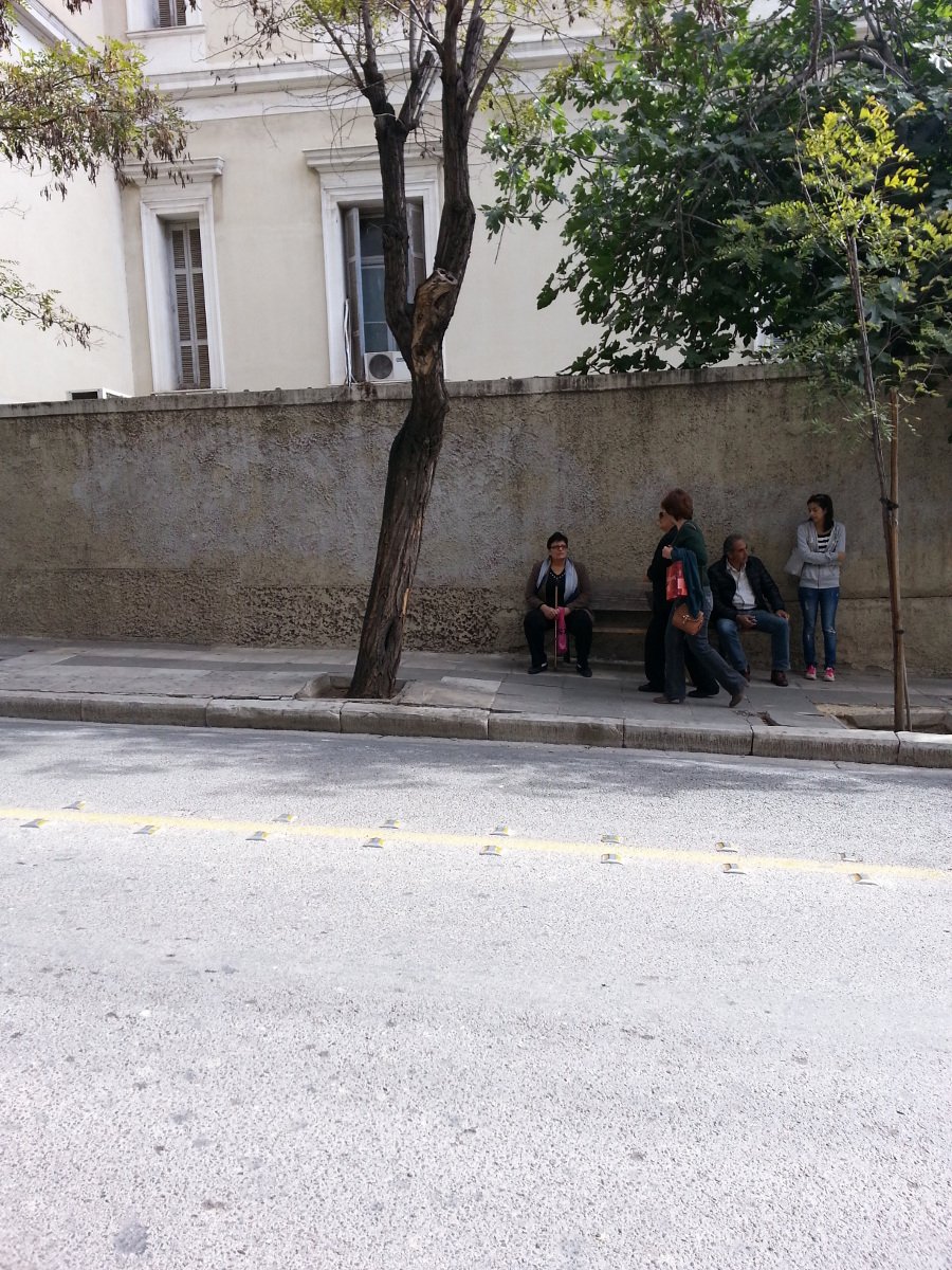 Εδιωξαν από το Κολωνάκι τον άστεγο που στόλιζε το παγκάκι του με μπιμπελό και λουλούδια [εικόνες] | iefimerida.gr 2