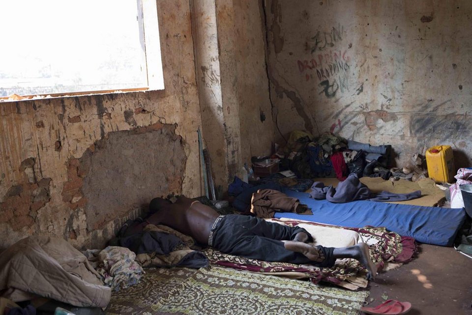 Μια ξεχασμένη πολιτοφυλακή, σε ένα ρημαγμένο παλάτι -Εκπαιδεύονται με ξύλινα όπλα, περιμένουν μάταια εντολές [εικόνες] | iefimerida.gr 3