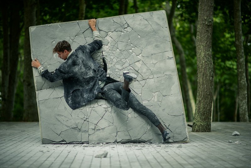 Η Νέα Υόρκη έκθαμβη μπροστά στον Σίσυφο-θραύσμα του Δημήτρη Παπαϊωάννου -Σπάνιας αισθητικής στιγμιότυπα από το Watermill [εικόνες] | iefimerida.gr 3