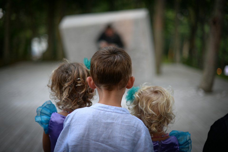 Η Νέα Υόρκη έκθαμβη μπροστά στον Σίσυφο-θραύσμα του Δημήτρη Παπαϊωάννου -Σπάνιας αισθητικής στιγμιότυπα από το Watermill [εικόνες] | iefimerida.gr 2