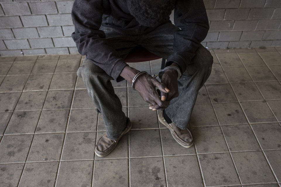 Ρεπορτάζ-γροθιά των New York Times για τους μετανάστες στην Πάτρα: Τους έταξαν παράδεισο, αλλά τους έστειλαν στην κόλαση [εικόνες] | iefimerida.gr 0