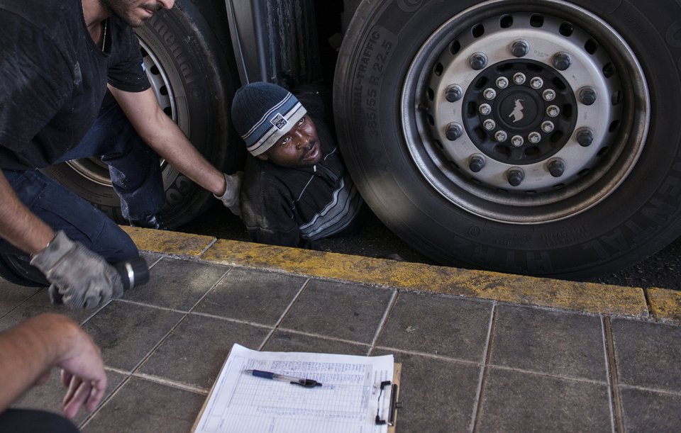 Ρεπορτάζ-γροθιά των New York Times για τους μετανάστες στην Πάτρα: Τους έταξαν παράδεισο, αλλά τους έστειλαν στην κόλαση [εικόνες] | iefimerida.gr 1