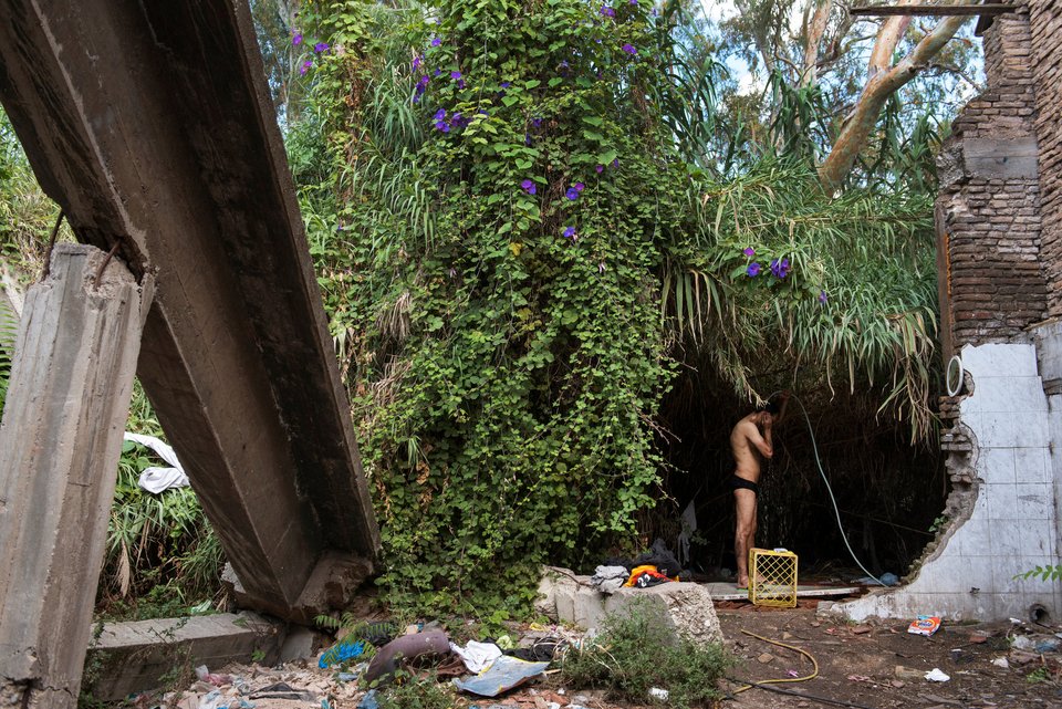 Ρεπορτάζ-γροθιά των New York Times για τους μετανάστες στην Πάτρα: Τους έταξαν παράδεισο, αλλά τους έστειλαν στην κόλαση [εικόνες] | iefimerida.gr 2