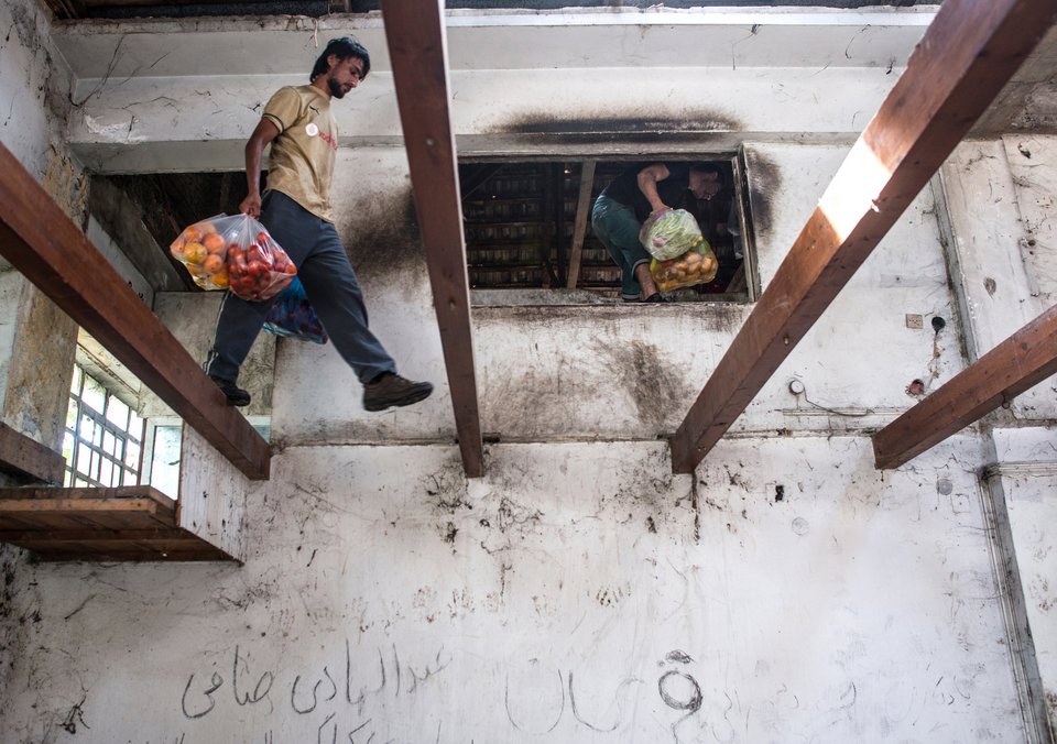 Ρεπορτάζ-γροθιά των New York Times για τους μετανάστες στην Πάτρα: Τους έταξαν παράδεισο, αλλά τους έστειλαν στην κόλαση [εικόνες] | iefimerida.gr 3