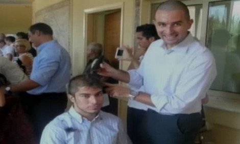 Συγκίνησαν μαθητές στην Κύπρο: Ξύρισαν τα κεφάλια τους για να υποδεχθούν καρκινοπαθή συμμαθητή τους [βίντεο & εικόνες] | iefimerida.gr 2