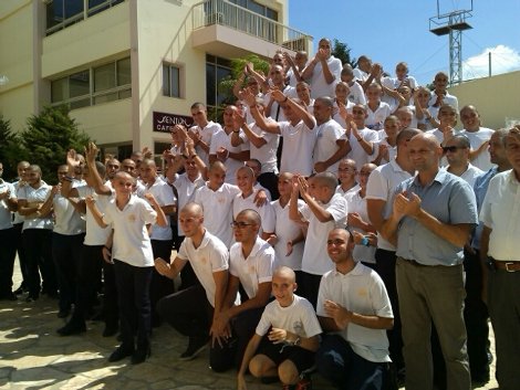 Συγκίνησαν μαθητές στην Κύπρο: Ξύρισαν τα κεφάλια τους για να υποδεχθούν καρκινοπαθή συμμαθητή τους [βίντεο & εικόνες] | iefimerida.gr 0