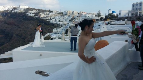 Επέλαση Κινέζων στη Σαντορίνη: Καταφτάνουν σωρηδόν για να παντρευτούν [εικόνες] | iefimerida.gr 6