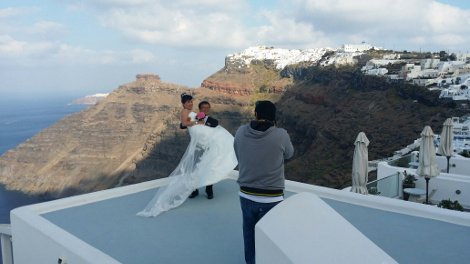 Επέλαση Κινέζων στη Σαντορίνη: Καταφτάνουν σωρηδόν για να παντρευτούν [εικόνες] | iefimerida.gr 7