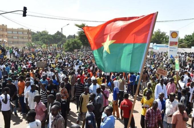 Χιλιάδες διαδηλωτές πυρπόλησαν το Κοινοβούλιο της Μπουρκίνα Φάσο [εικόνες] | iefimerida.gr 3