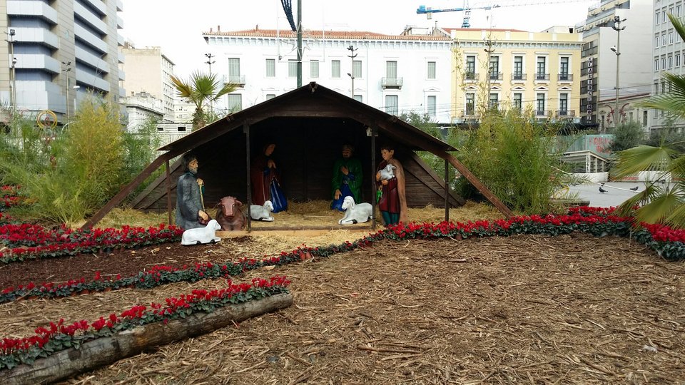 Αρχισαν να... ξεστολίζουν στην Ομόνοια -Εκλεψαν τον Ιησού από τη φάτνη [εικόνες] | iefimerida.gr 0
