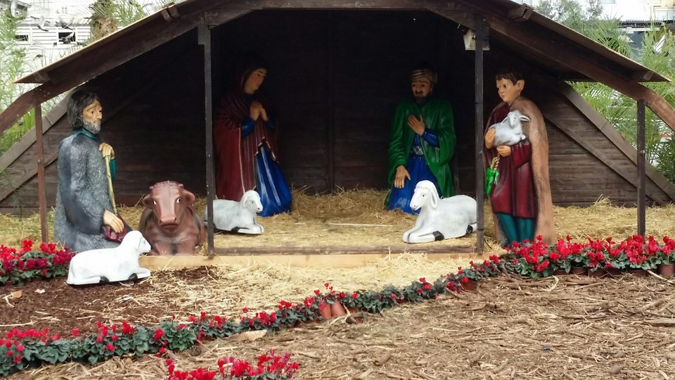 Αρχισαν να... ξεστολίζουν στην Ομόνοια -Εκλεψαν τον Ιησού από τη φάτνη [εικόνες] | iefimerida.gr 1