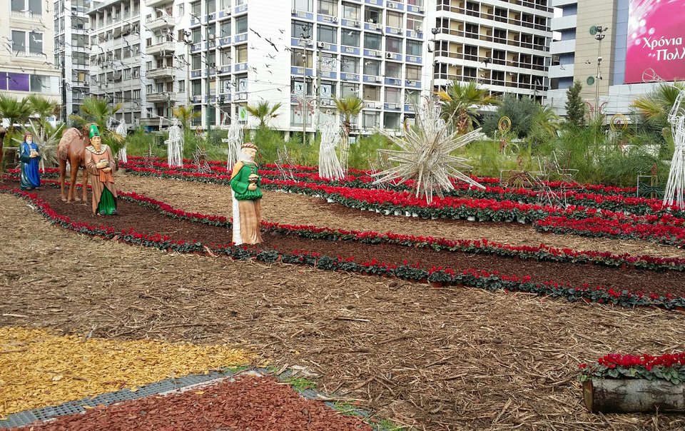Αρχισαν να... ξεστολίζουν στην Ομόνοια -Εκλεψαν τον Ιησού από τη φάτνη [εικόνες] | iefimerida.gr 2