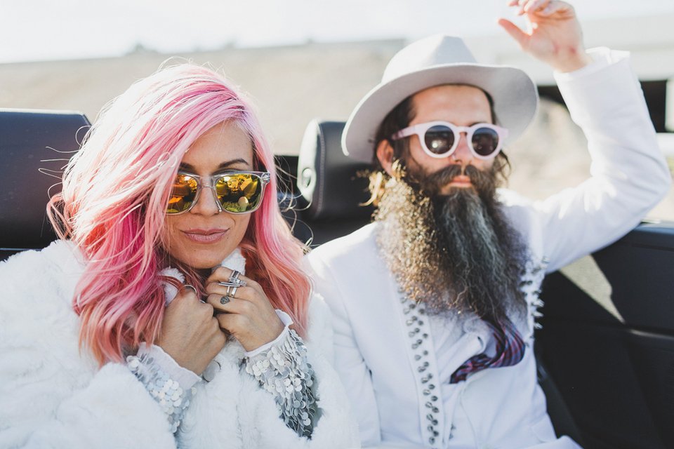 Ο πιο τρελός γάμος όλων των εποχών -Η νύφη με το ροζ μαλλί, τις παγέτες, τα all star και το απίθανο πάρτι [εικόνες] | iefimerida.gr 1