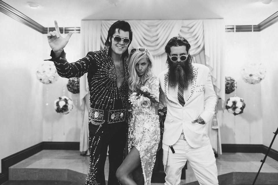 Ο πιο τρελός γάμος όλων των εποχών -Η νύφη με το ροζ μαλλί, τις παγέτες, τα all star και το απίθανο πάρτι [εικόνες] | iefimerida.gr 0