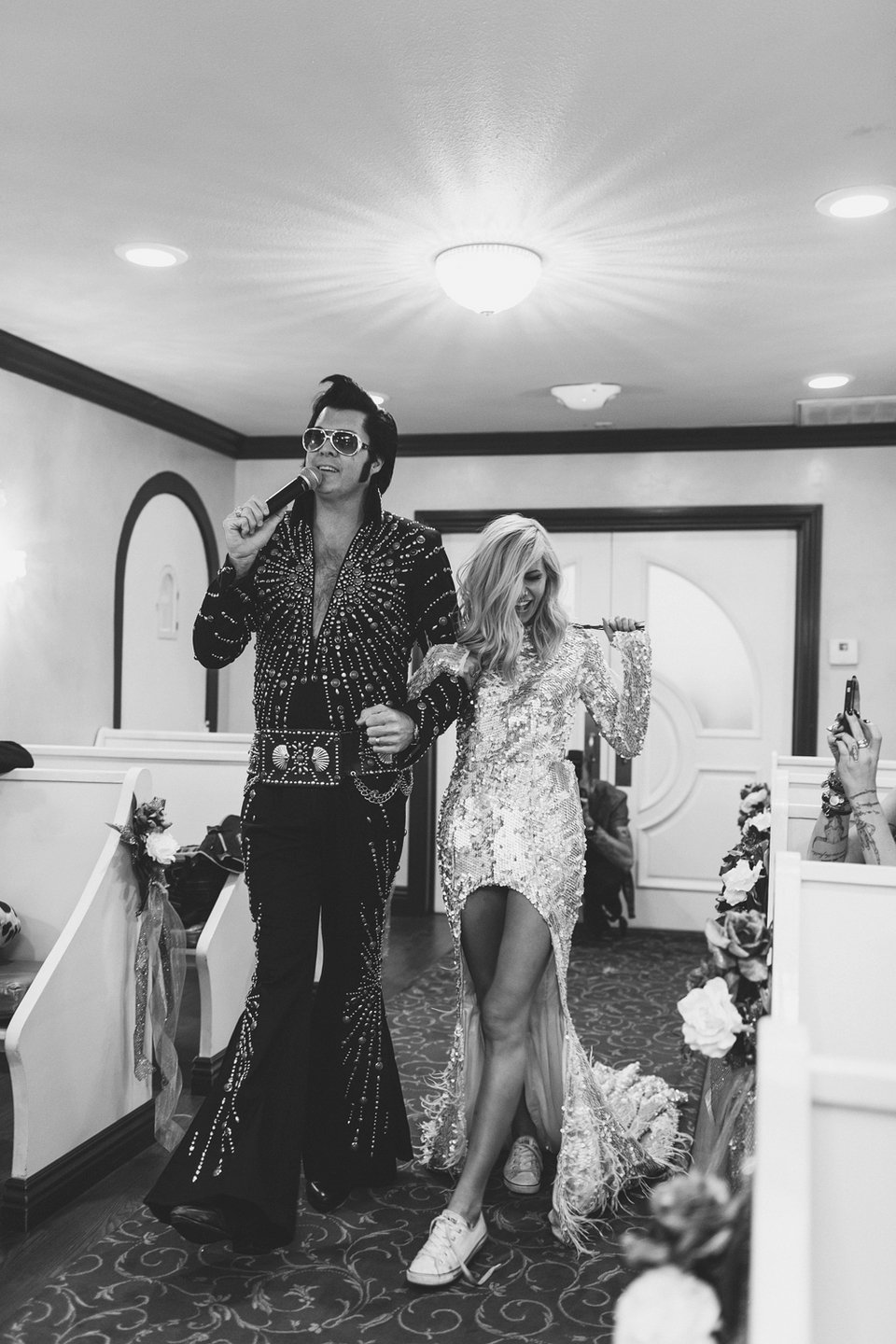 Ο πιο τρελός γάμος όλων των εποχών -Η νύφη με το ροζ μαλλί, τις παγέτες, τα all star και το απίθανο πάρτι [εικόνες] | iefimerida.gr 7