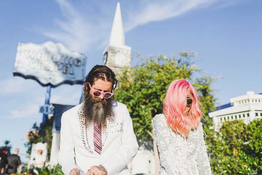 Ο πιο τρελός γάμος όλων των εποχών -Η νύφη με το ροζ μαλλί, τις παγέτες, τα all star και το απίθανο πάρτι [εικόνες] | iefimerida.gr 8